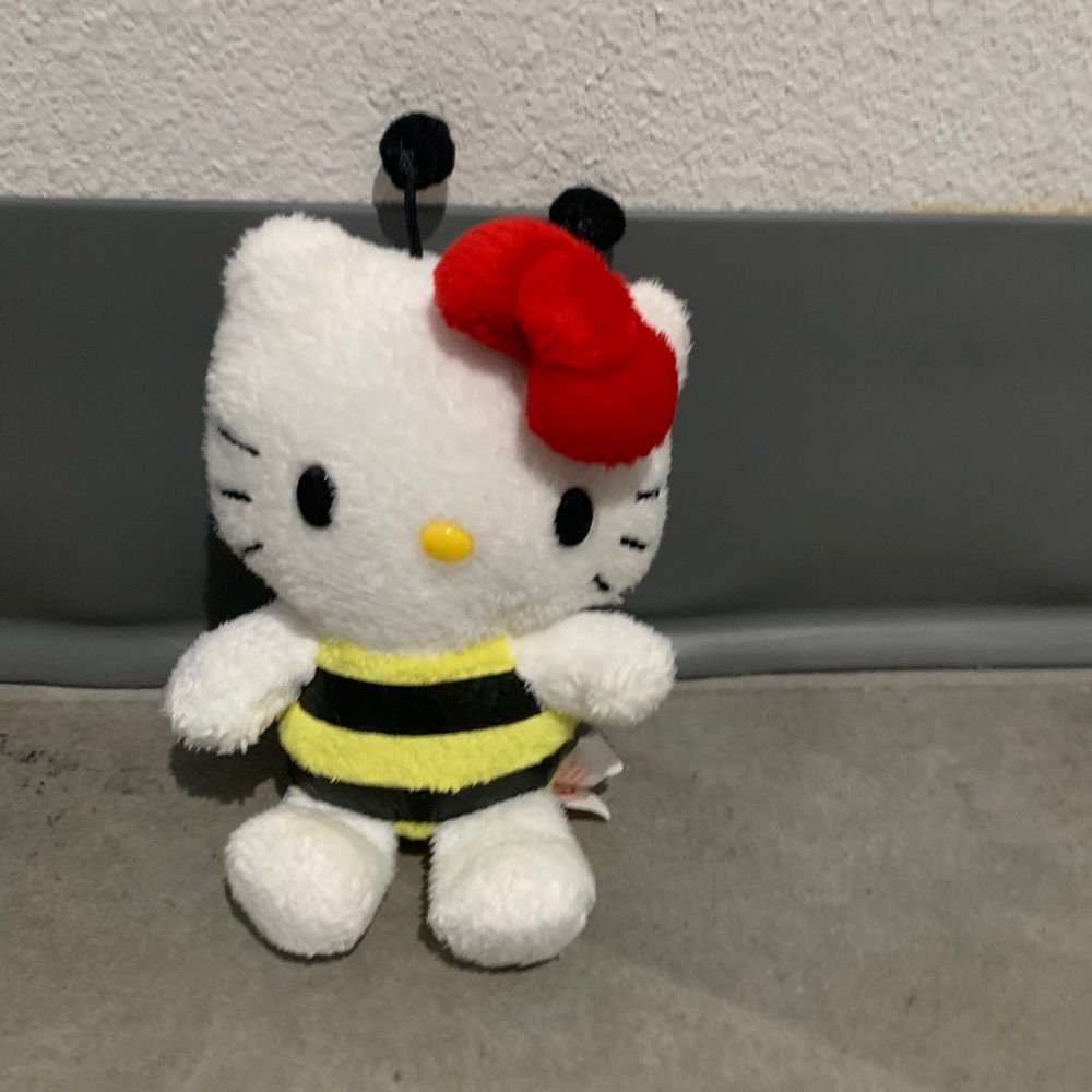 Hello kitty plush : bee beanie baby